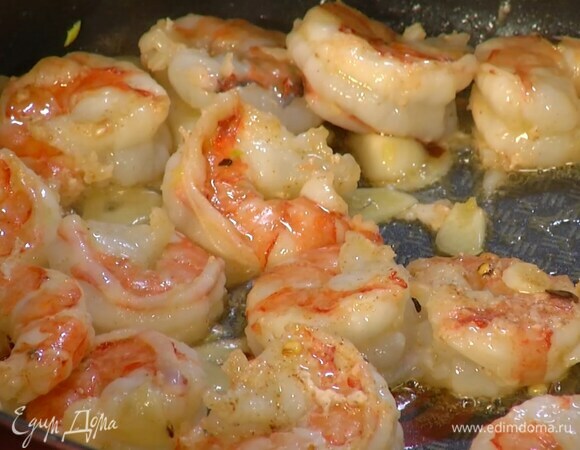 Креветки добавить в сковороду и обжарить до готовности.