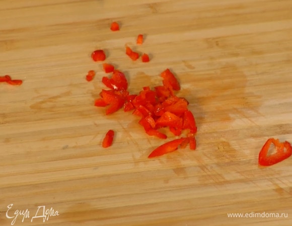 Перец чили мелко порубить.
