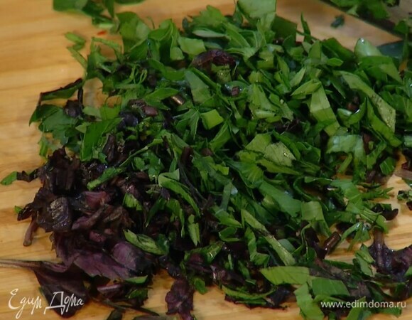 Листья петрушки и базилика мелко порезать.