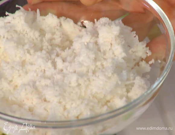 Кокос натереть на мелкой терке — должны получиться 2 ст. ложки.