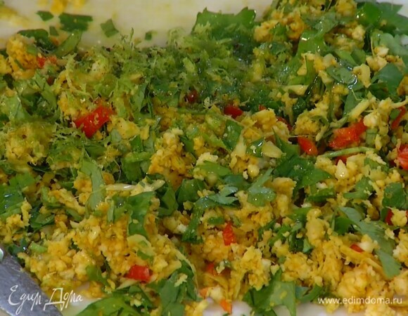 Приготовить пряную смесь: имбирь соединить с кокосом, добавить чеснок, кинзу, куркуму, все посолить и порубить ножом, затем добавить чили, цедру лайма и перемешать, полить оливковым маслом и поперчить.