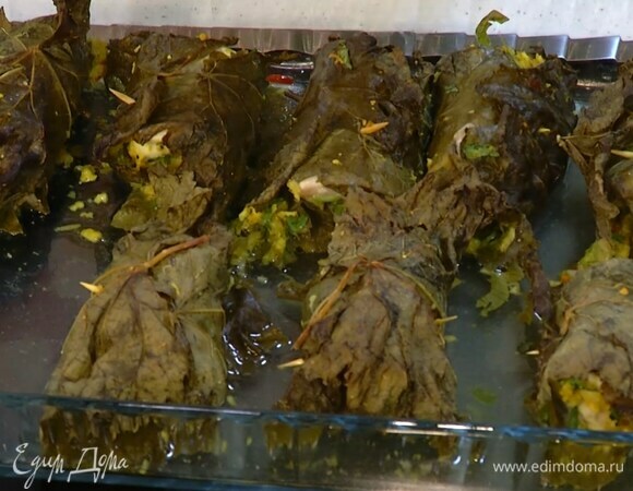 Выложить рулетики в жаропрочную глубокую форму, влить вино и запекать в разогретой духовке 7 минут.