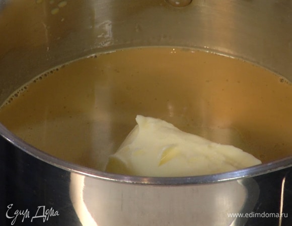 Молоко влить в небольшой ковш, добавить патоку, сливочное масло и все прогреть, так чтобы масло и патока полностью растворились, затем влить бренди и ванильный экстракт, все перемешать.