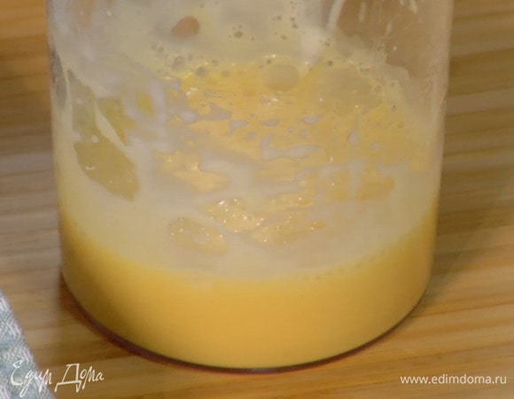 Яйцо и масло из виноградных косточек взбить блендером с насадкой-венчиком.