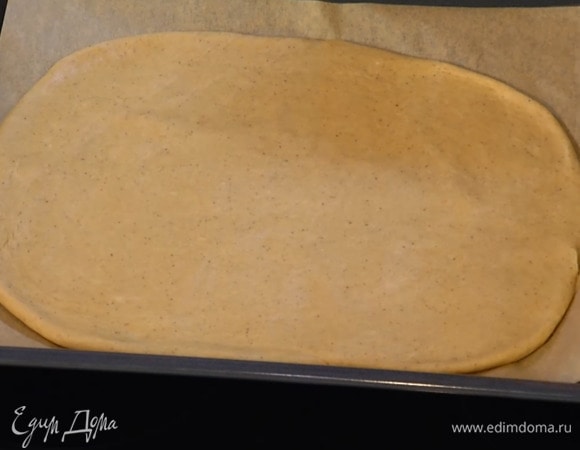 Подошедшее тесто раскатать в пласт и дать немного отдохнуть.