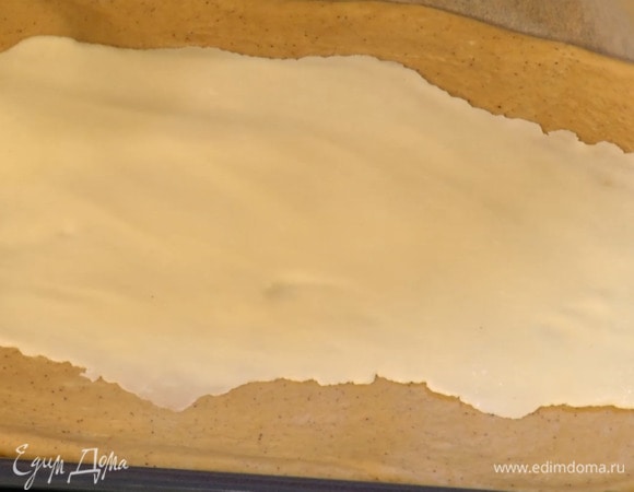 Марципан раскатать в тонкий пласт, чуть меньше диаметром, чем тесто.