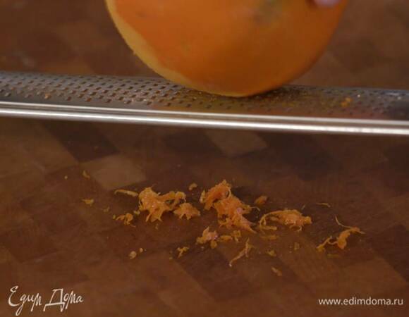 Цедру апельсина и лимона натереть на мелкой терке.