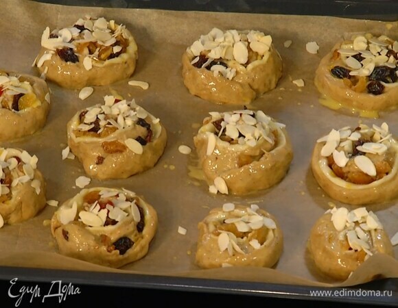 Желток перемешать с молоком и щепоткой соли и смазать булочки, затем посыпать миндальными хлопьями и выпекать в разогретой духовке 20 минут.