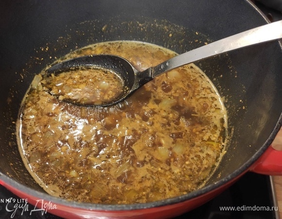 Чеснок мелко нарезать, лук нарезать крупными кубиками. Имбирь натереть на терке. В жаростойкой форме обжарить на разогретом оливковом масле луковые кубики до прозрачности, добавить чеснок и имбирь, обжаривать вместе еще немного. Влить овощной бульон и довести до кипения. Добавить в бульон соевый соус, рас-эль-ханут (это основная специя, которая придает блюду арабский вкус; к сожалению, ее нет в списке ингредиентов), лимонный сок, соль и перец. Не бойтесь хорошо приправить бульон, потому что картофель при тушении впитывает большую часть специй и ароматов. Рас-эль-ханут можно заменить на порошок карри. Будет тоже вкусно, но блюдо арабской кухни привратится в индийское.