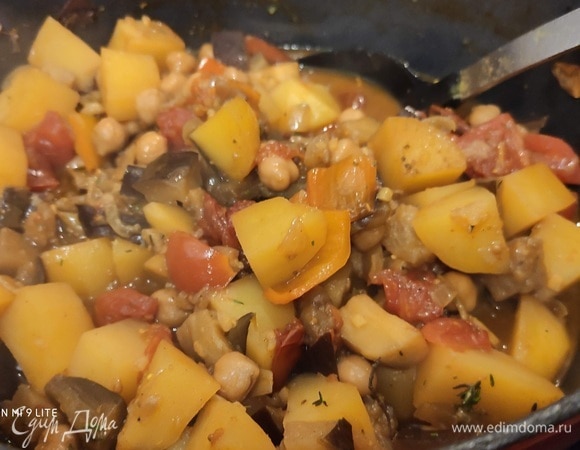 В промежутках прокалывайте картофель острым ножом и проверяйте, насколько он приготовился. В конце тушения добавить листики тимьяна, посолить и поперчить по вкусу.