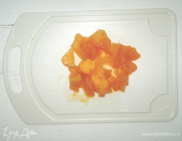 Хурму вымыть, обсушить, удалить плодоножку. Нарезать мелкими кубиками.