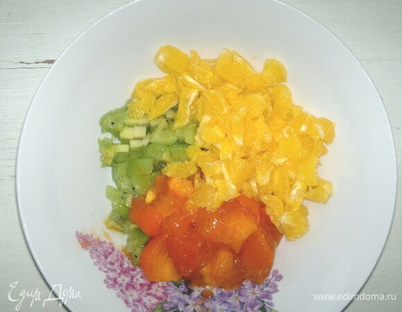 В миске соединить все нарезанные фрукты.