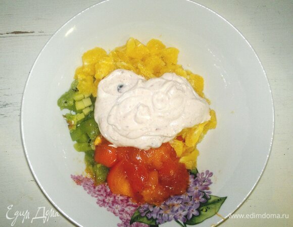 Добавить заправку к нарезанным фруктам, перемешать.