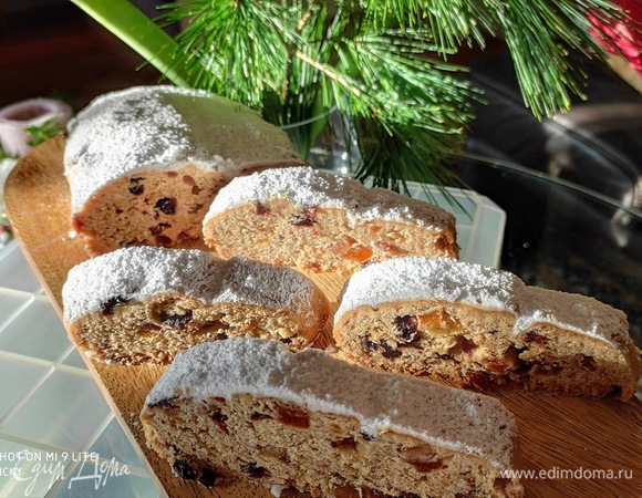 Мой штоллен созревал четыре недели. Это фото без фильтра. Может показаться, что штоллен сухой. Но это оптический обман. Большое количество сливочного масла не даст штоллену стать сухим.