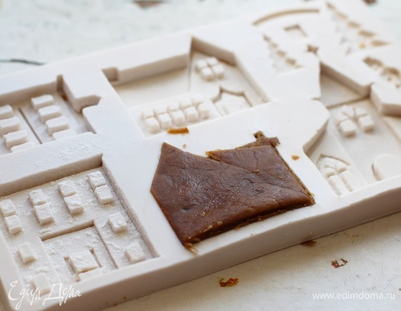 Раскатать тесто толщиной 3 мм (я пользовалась силиконовыми молдами домиков).