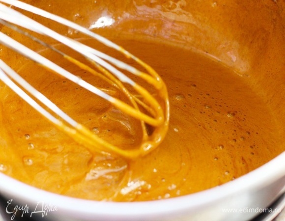 Разогреть духовку до 200°C. Режим — «конвекция». На водяной бане нагрейте яйца и сахар до 35°C. Добавить мед, сливочное масло и разрыхлитель. Непрерывно помешивая, нагреть смесь до 55°C. Снять с огня, добавить частями муку и замесить тесто. Тесто слегка остудить. Не полностью, иначе тонко не раскатаете.