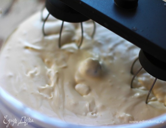 Крем. Сметану на ночь отвесить от сыворотки, она должна стать плотной. У меня из магазинной сметаны отвешивается около 70 мл сыворотки с одной порции. Взбить холодные сливки, добавить пудру. В конце добавить мед и сметану, взбить до однородности. Крем легкий, пушистый, похож на устойчивую пену. Имеет легкий медовый вкус.