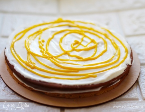 Коржи смазать кремом, можно добавить курд (у меня в наличии лимонный курд).