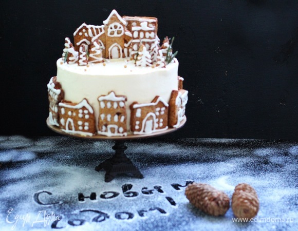 Смазать торт оставшимся кремом, выровнять. Крема не должно быть мало наверху, последний корж не пропитан, он вытянет из крема влагу, и крем потрескается. Поэтому слой крема сделайте более толстым или при сборке пропитайте верхний корж медовой водой, к примеру.