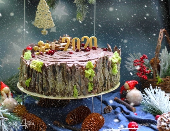 Такого плана торты очень хорошо декорировать под «торт-пень». Вот такой же торт, но большего диаметра я выпекала на прошлый Новый год. В верхний слой крема добавила 2 ст. л. какао, сделала бока из темперированного шоколада, слепленного в молде «Кора». Такий же молд можно сделать самостоятельно —просто взять толстую фольгу, хорошо ее помять и нанести темперированный темный шоколад. На шоколадную кору сверху кистью нанести матчу в порошке, кондитерское какао, сахарную пудру для имитации замшелости пня.