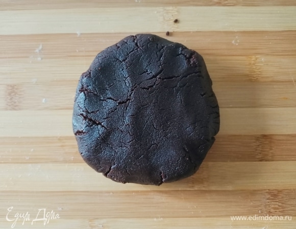 Масло комнатной температуры взбить с сахаром и ванилином. Добавить яичный желток, взбить еще немного. Затем ввести муку и какао. Замесить тесто, завернуть в пищевую пленку и убрать в холодильник на 30 минут.