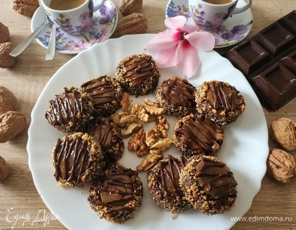 Достать печенье из духовки и, пока оно теплое, в центр выложить карамель. Сверху украсить растопленным шоколадом. Если вам не нравится карамель или нет желания с ней возиться, то замените ее на вареное сгущенное молоко. Приятного аппетита!