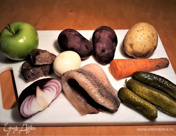 Отварить мясо, картофель, свеклу, морковь и яйцо. Очистить овощи, яйцо и яблоко.