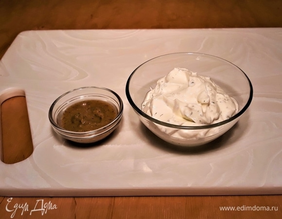 Приготовить заправку: смешать сметану с горчицей.