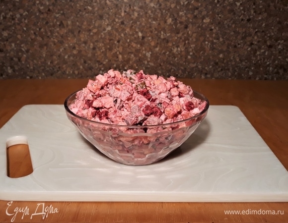 Все подготовленные ингредиенты сложить в емкость, добавить заправку и перемешать.