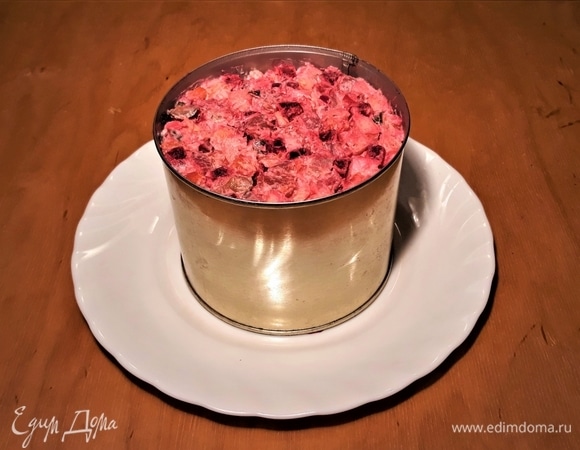 На тарелку для подачи поставить кулинарное кольцо. Уложить в него салат.