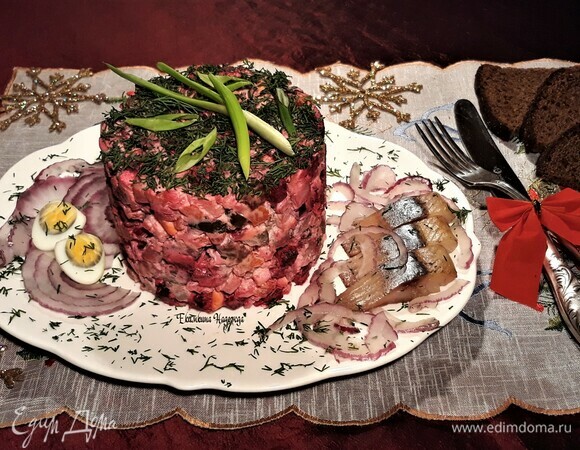 Сверху салата положите зеленый лук и посыпьте укропом. Красивая подача всегда радует глаз. Приятного аппетита! С наступающим Новым годом!