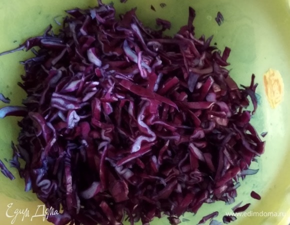 Капусту мелко нашинковать, посолить, добавить лимонный сок и как следует помять, чтобы выделился сок и капуста стала мягче.