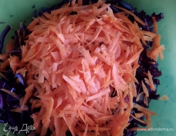 Морковь натереть на крупной терке. Добавить к капусте.