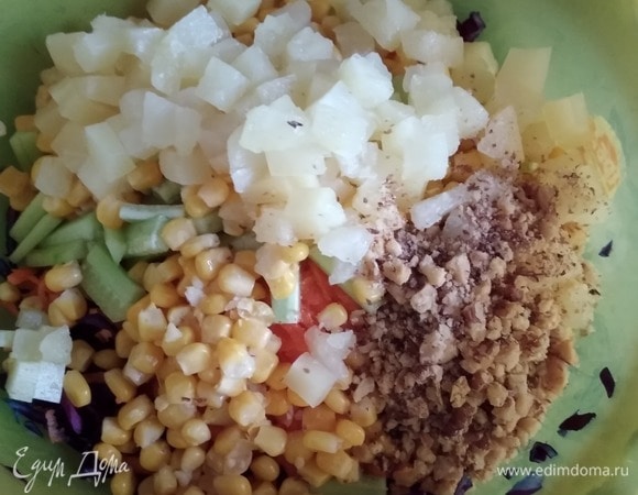 Ананасы мелко нарезать. Добавить к овощам, всыпать кукурузу и грецкие орехи. При необходимости посолить. Заправить майонезом, сметаной, йогуртом, растительным маслом или другой любимой заправкой. Приятного аппетита!