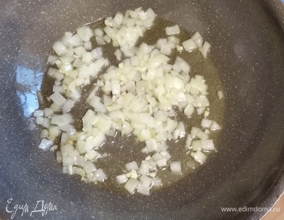 Лук и чеснок измельчить. Обжаривать на сливочном масле 2–3 минуты.