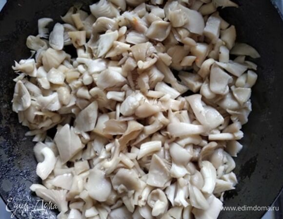 Вешенки нарезать и обжаривать в оставшемся от овощей масле минут 15. Добавить в суп к овощам. Посолить и поперчить. Когда овощи будут готовы, пюрировать их погружным блендером. Консистенцию выбирайте сами. Разбавить бульоном или водой до желаемой густоты. Довести до кипения, добавить сметану и немного подогреть. Подавать с гренками и зеленым луком или обжаренными грибами и укропом. Приятного аппетита!