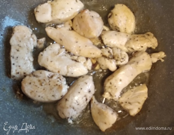 Куриную грудку нарезать на кусочки желаемого размера. Поперчить и обжарить в растительном масле. Добавить нарезанный полукольцами лук и нашинкованный жгучий перец. Обжаривать еще 5 минут.