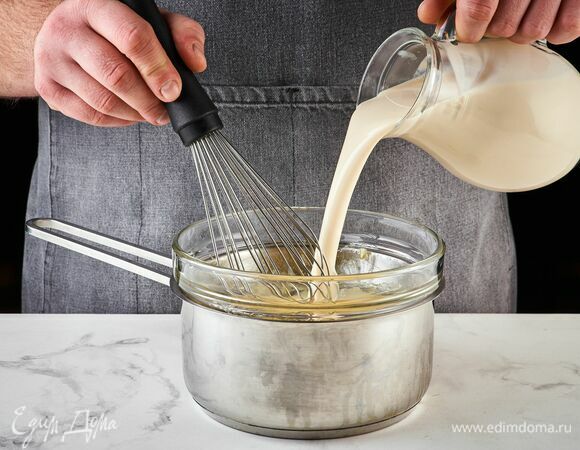 Добавьте в медовую массу ряженку.