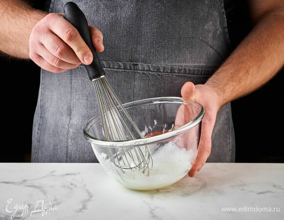 Взбейте белок до устойчивых пиков.