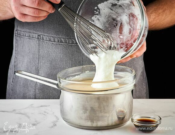 Добавьте ванильный экстракт и взбитый белок, перемешайте.<br />
Переложите массу в контейнер и поставьте в морозилку на 4–6 часов. Каждые 30 минут мороженое нужно перемешивать, чтобы в нем не образовались кристаллы льда.