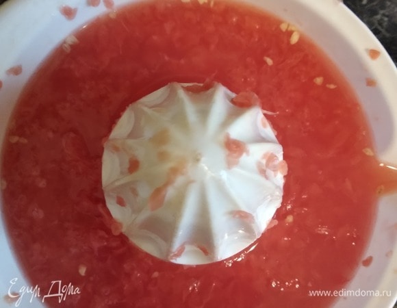 Из грейпфрута выжать сок. Я взяла еще немного мякоти. Добавить сахар по вкусу и крахмал. Все хорошенько перемешать.