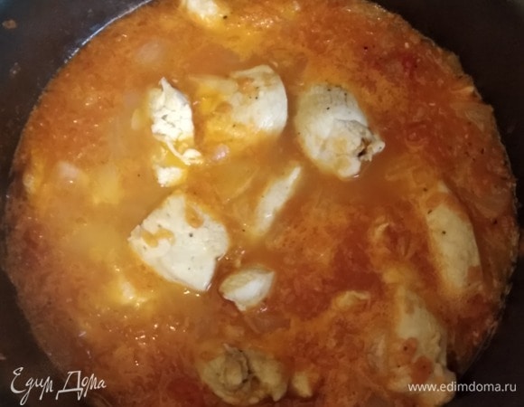 Курицу залить соком. После закипания тушить под крышкой минут 15 (зависит от размера кусочков), до готовности. Посолить. Если добавляете оливки, кладите их за 2–3 минуты до готовности. Приятного аппетита!