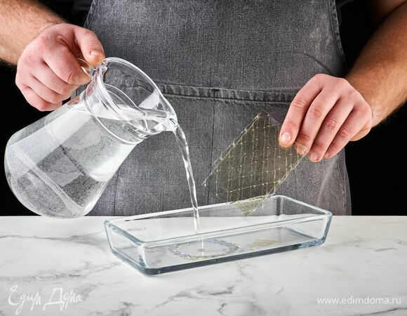 Желатин замочите в холодной воде на 10 минут.