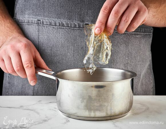 Когда сливки остынут до теплого состояния, добавьте к ним желатин и перемешайте до полного растворения.