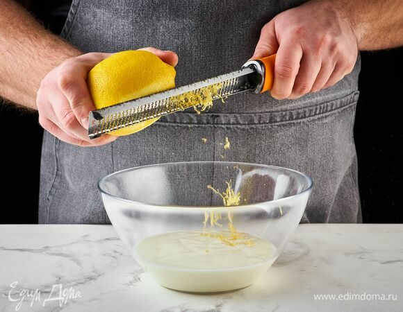 В мацони добавьте цедру лимона.