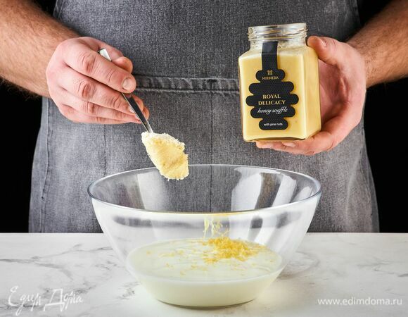 Добавьте 50 г меда-суфле с кедровыми орешками ТМ «Мусихин. Мир мёда».