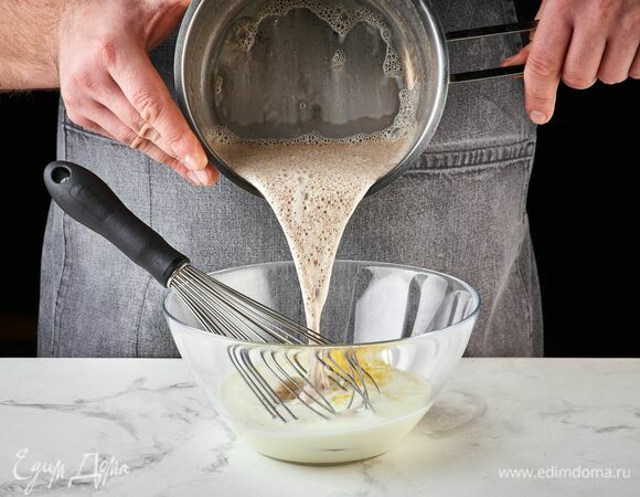 Далее соедините мацони со сливками, перемешайте все венчиком.