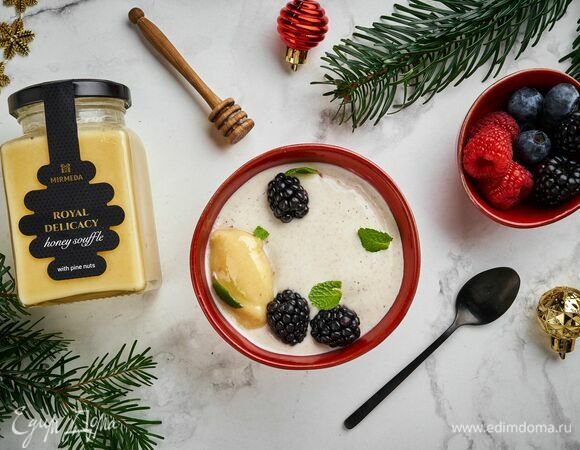 Десерт с нежным сливочным вкусом гармонично дополнит нежное медовое суфле с кедровыми орешками ТМ «Мусихин. Мир мёда» и свежие ягоды ежевики.