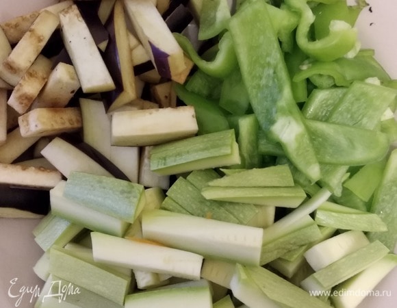 Сначала нужно подготовить все ингредиенты. Кабачок и баклажан нарезать брусочками. Перец — полосками.