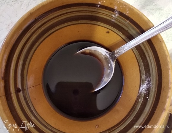 Все ингредиенты для соуса тоже смешиваем заранее и добавляем соус к овощам в самом конце. Перемешиваем и даем соусу загустеть 1–2 минуты. В течение всего процесса не перестаем перемешивать овощи. Подаем, посыпав обжаренным кунжутом. Приятного аппетита!